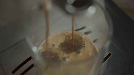 Latte-Im-Café-Mit-Kaffeemaschine-Zubereiten