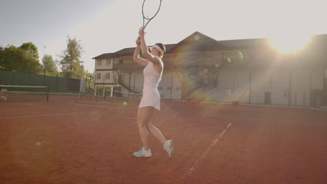 Professionell-Ausgerüstete-Frau-Schlägt-Den-Tennisball-Mit-Einem-Tennisschläger-Hart.-Professionell-Ausgerüstete-Frau-Schlägt-Den-Tennisball-Mit-Einem-Tennisschläger-Hart.
