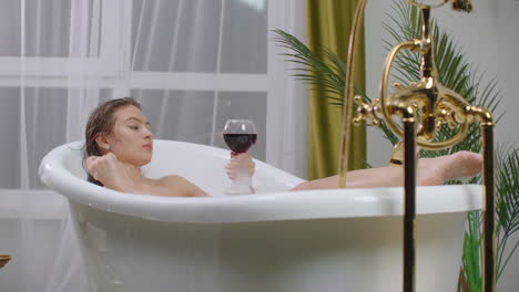Drink-wine-lying-in-the-bath-lie-in-a-hot-bath-with-red-wine-and-not-think-about-the-problems.-Stress-management.