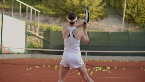 Professionell-Ausgerüstete-Frau-Schlägt-Den-Tennisball-Mit-Einem-Tennisschläger-Hart.-Professionell-Ausgerüstete-Frau-Schlägt-Den-Tennisball-Mit-Einem-Tennisschläger-Hart.