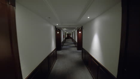 Langer-Hotelkorridor