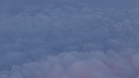 El-Avión-Vuela-Por-Encima-De-Las-Nubes-Vista-Desde-La-Ventana