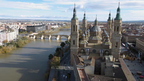 Luftaufnahme-Der-Basilika-Del-Pilar-Und-Des-Flusses-Ebro-Mit-Brücken-In-Saragossa,-Spanien