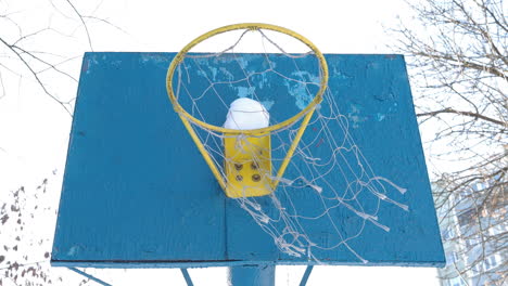 Basketball-net-in-winter