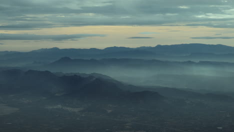 Panorama-Desde-La-Ventana-De-Un-Avión-Volando