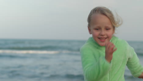 Glückliches-Kind,-Das-Vor-Dem-Hintergrund-Des-Ozeans-Läuft