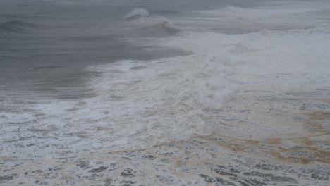 Meereswasserlandschaft-Mit-Großen-Schaumigen-Wellen