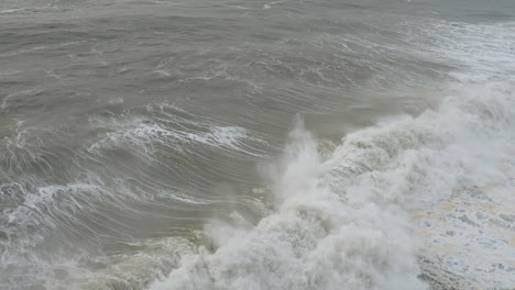Rough-ocean-wave-breaking-and-splashing-on-the-shore