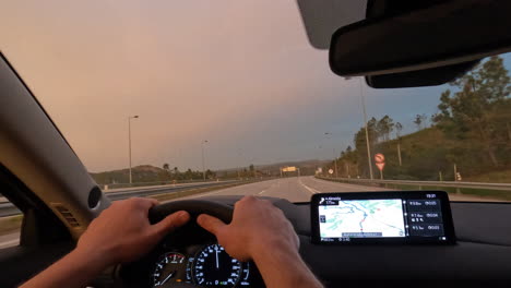 Viajero-En-Coche-Conduciendo-Por-La-Autopista-Utilizando-Un-Navegador-GPS