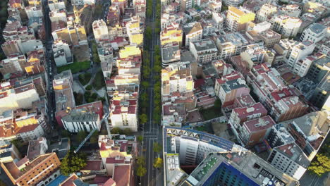 Luftaufnahme-Der-Morgendlichen-Stadtlandschaft-Von-Barcelona-Mit-Wohnvierteln-In-Spanien