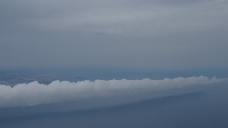 Avión-Vuela-Por-Encima-De-Las-Nubes
