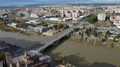 Saragossa-Luftbild-Mit-Santiago-Brücke-über-Den-Fluss-Ebro,-Spanien