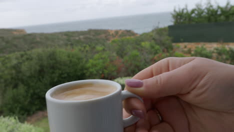 Frau-Trinkt-Eine-Tasse-Kaffee-Auf-Dem-Balkon-Mit-Blick-Auf-Die-Natur