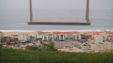 Leere-Schaukel-Und-Blick-Auf-Die-Küste-Von-Nazare,-Portugal