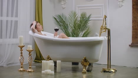 Woman-Drinking-Wine-In-Bath