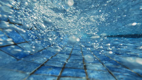 Blasen-Unter-Wasser-Im-Schwimmbad