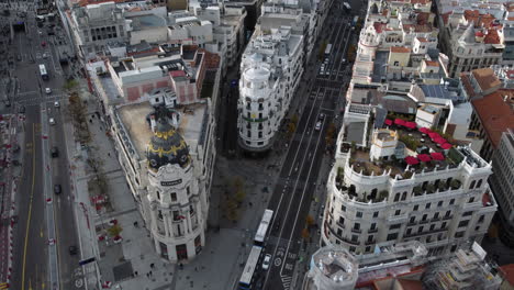 Madrider-Stadtbild-Aus-Der-Luft-Mit-Metropolengebäude-Und-Grasbewachsenem-Edificio-In-Spanien
