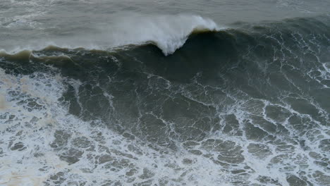 Powerful-ocean-waves-crushing-and-splashing