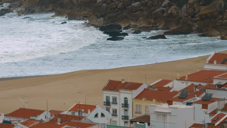 Meeresküste-Mit-Häusern-Und-Felsen-In-Nazare,-Portugal