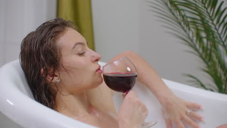 Fight-stress-for-everyday-work-release-from-worries-by-lying-in-the-bath-and-enjoying-wine-and-hot-water-with-foam