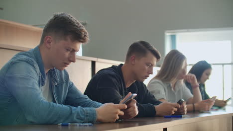 Multiethnische-Gruppe-Von-Studenten,-Die-Während-Der-Vorlesung-Smartphones-Verwenden.-Junge-Menschen,-Die-Während-Des-Studiums-An-Der-Universität-Soziale-Medien-Nutzen