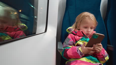 Niño-Usando-Teléfono-Inteligente-En-El-Tren