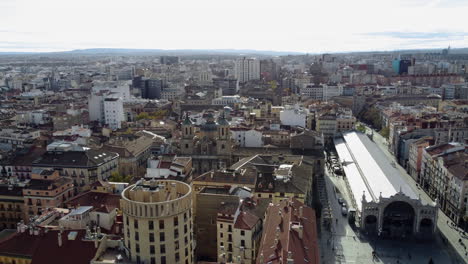 Luftaufnahme-Der-Stadt-Saragossa-Mit-Zentralmarkt-Spanien