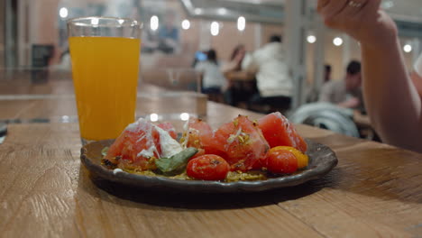Comer-Un-Plato-De-Tomate-Vegetariano-En-El-Restaurante.