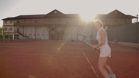Tennisspiel-An-Einem-Sonnigen-Tag-Auf-Dem-Tennisplatz.-Junge-Sportliche-Frau-Spielt-Professionelles-Tennis.-Tennisspiel-An-Einem-Sonnigen-Tag