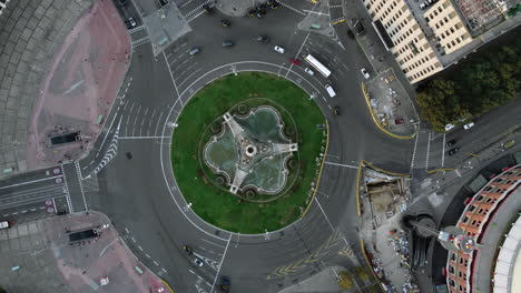 Aerial-shot-of-roundabout-car-traffic-on-Spain-Square-in-Barcelona