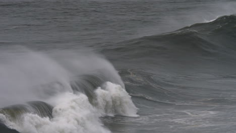 Massive-ocean-waves-crushing-and-splashing