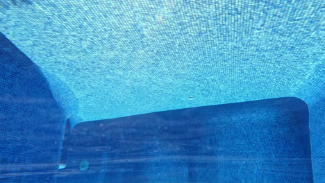 Schwimmbad-Unterwasserblick-Mit-Blauen-Fliesen