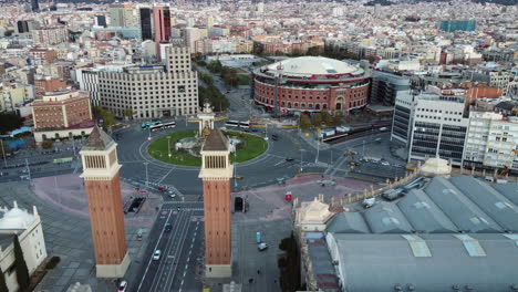 Luftaufnahme-Der-Stadt-Barcelona-Mit-Dem-Spanischen-Platz-Und-Seinen-Venezianischen-Türmen,-Spanien