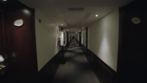 Langer-Hotelkorridor