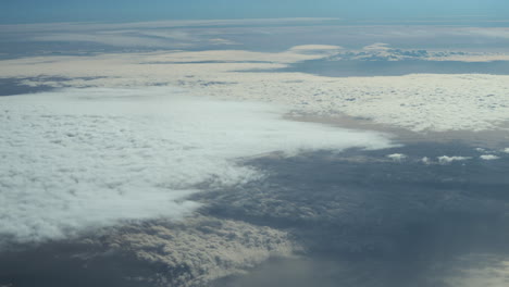 Flugzeug-Fliegt-über-Die-Wolken-Am-Himmel