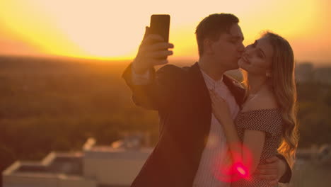 Two-lovers-a-man-and-a-woman-laugh-and-take-a-photo-selfie-on-the-phone.-Slow-motion-selfie-summer-together.