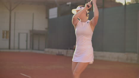 Juego-De-Tenis-En-Un-Día-Soleado-En-La-Cancha-De-Tenis-Joven-Deportista-Jugando-Tenis-Profesional.