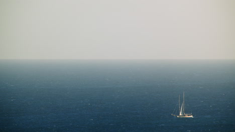 Weiße-Yacht-Im-Meer