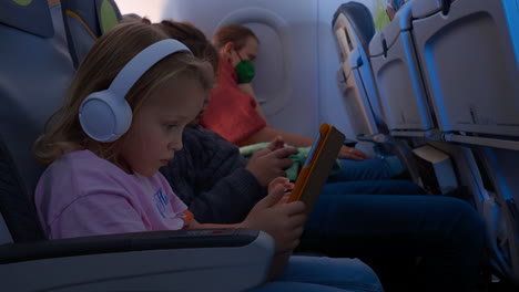 Schlafende-Mutter-Und-Kinder-Mit-Gadgets,-Die-Mit-Dem-Flugzeug-Reisen