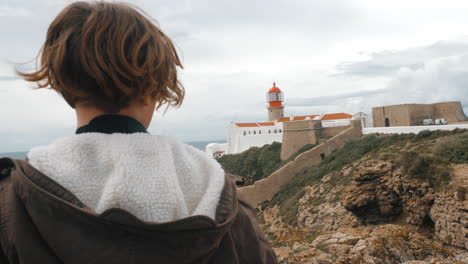 Kindertourist-Fotografiert-Den-Leuchtturm-Von-Kap-St.-Vincent-In-Portugal