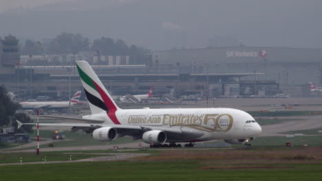 Emirates-Airbus-A380-800-Superjumbo-Jet-Auf-Der-Landebahn