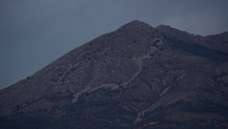 Vista-A-La-Montaña-Al-Anochecer