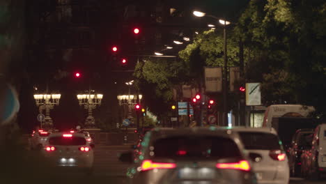 Nachtverkehr-In-Der-Stadt,-Straßenverkehrsordnung-Mit-Ampeln