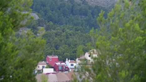 Kleines-Dorf-In-Der-Grünen-Berglandschaft-Spaniens