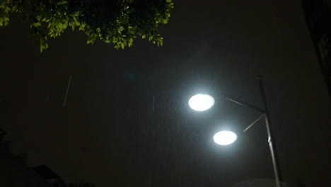Straßenlaterne-Unter-Dem-Regen-In-Der-Nacht