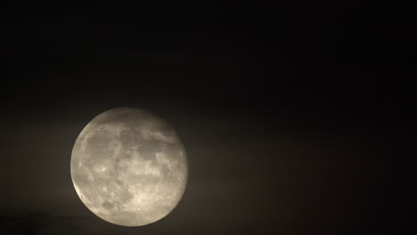 Großer-Grauer-Mond-Am-Nachthimmel