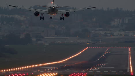 Airplane-arriving-during-twilight