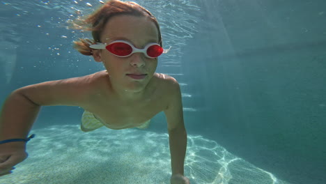 Junge-Schwimmt-Unter-Wasser