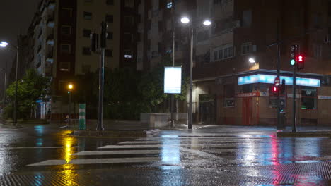 Tráfico-De-Coches-Bajo-La-Lluvia-En-La-Ciudad-De-Noche.