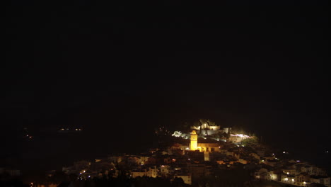 Nachtansicht-Einer-Kleinen-Stadt-Auf-Dem-Hügel-Polop-Spanien